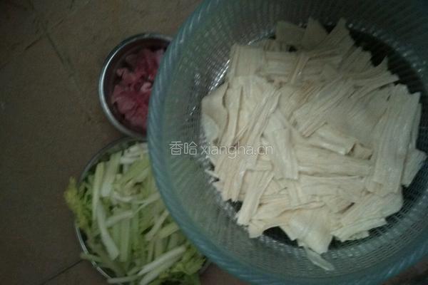 腐竹西芹炒瘦肉的做法图解1
