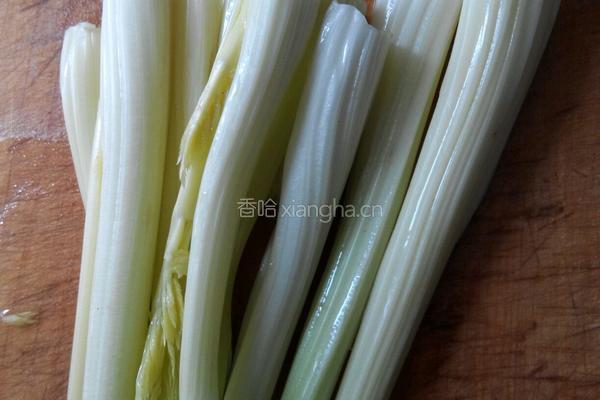 凉拌腐竹芹菜花生米丁的做法图解1