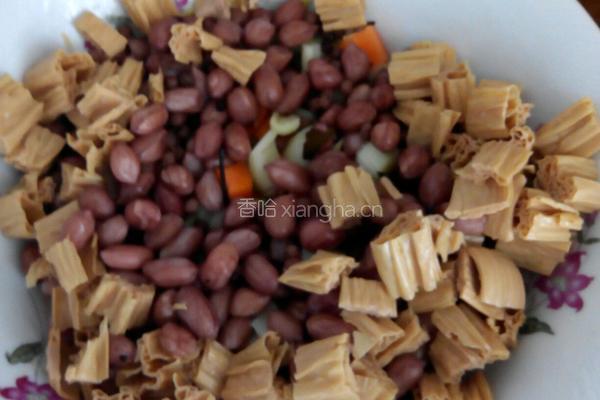 凉拌腐竹芹菜花生米丁的做法图解8