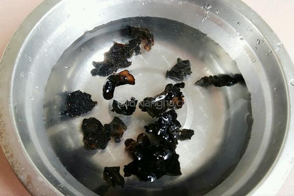黑木耳胡萝卜肉片的做法图解2