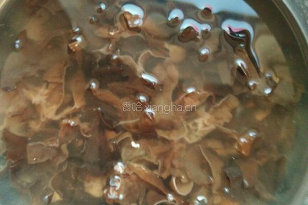 木耳炒胡萝卜的做法图解2