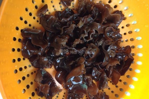 洋葱木耳炒肉的做法图解2