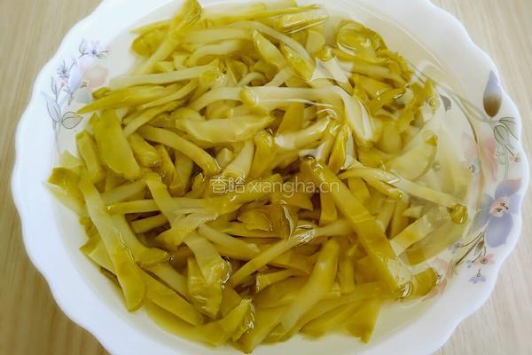 双椒榨菜丝的做法图解2