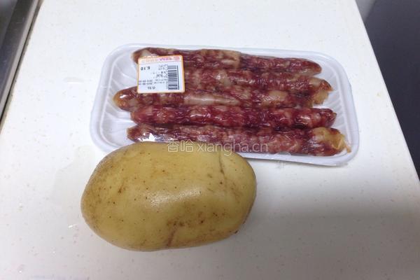 香肠煎土豆的做法图解1