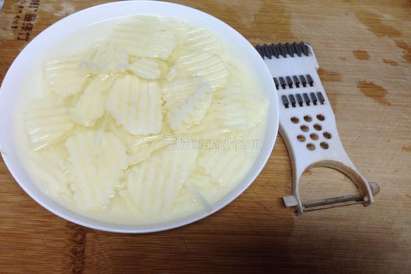 香肠煎土豆的做法图解2