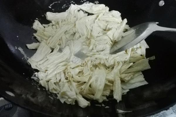 双椒煮腐竹的做法图解4