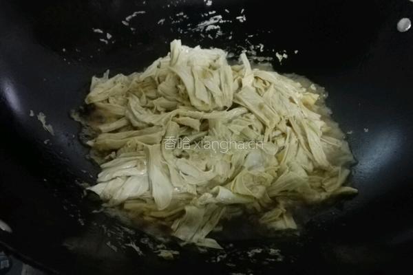 双椒煮腐竹的做法图解5