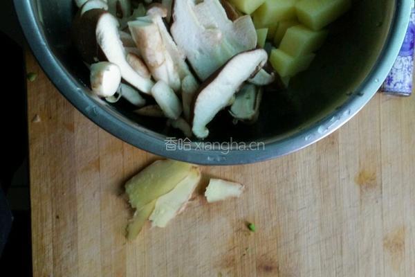 土豆炖翅根的做法图解2