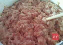 东北蘑菇大辣椒肉饺子的做法图解3