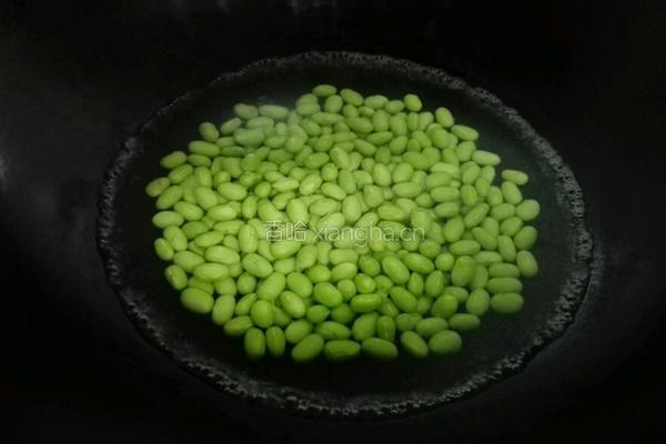 冬菇瘦肉炒毛豆的做法图解3
