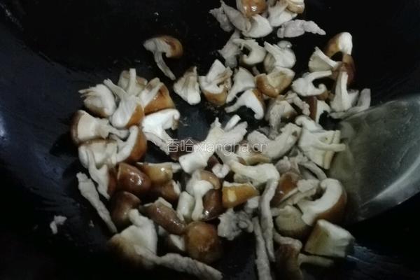 冬菇瘦肉炒毛豆的做法图解6