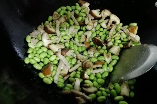 冬菇瘦肉炒毛豆的做法图解7