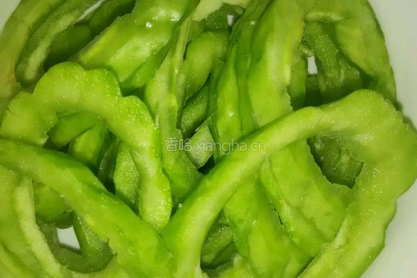 苦瓜炒虾仁的做法图解2