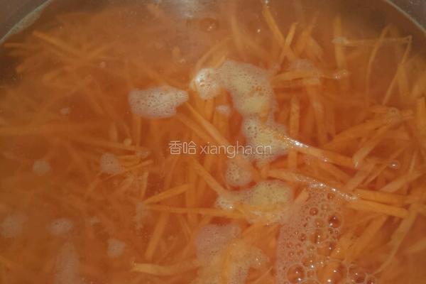 红萝卜肉末粥的做法图解2