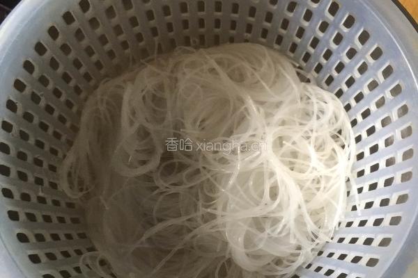 蒜蓉粉丝蒸扇贝的做法图解2