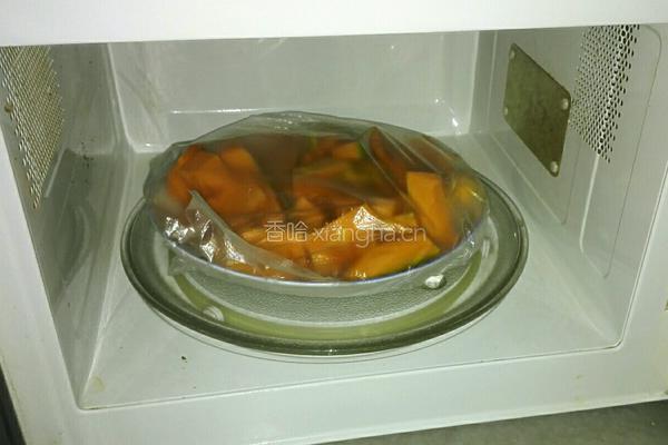 金瓜焗咸蛋黄的做法图解3