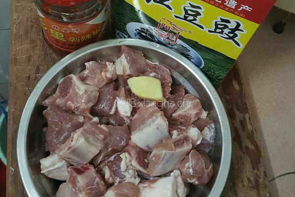 剁椒豆豉蒸排骨的做法图解1