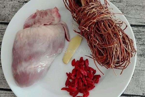 鸡骨草炖猪心汤的做法图解1