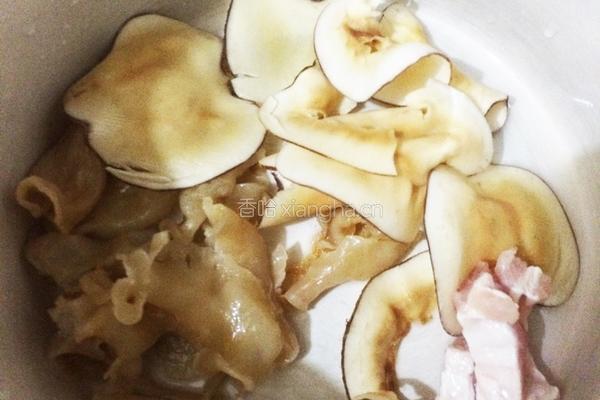 花胶海底椰瑶柱排毒汤的做法图解4