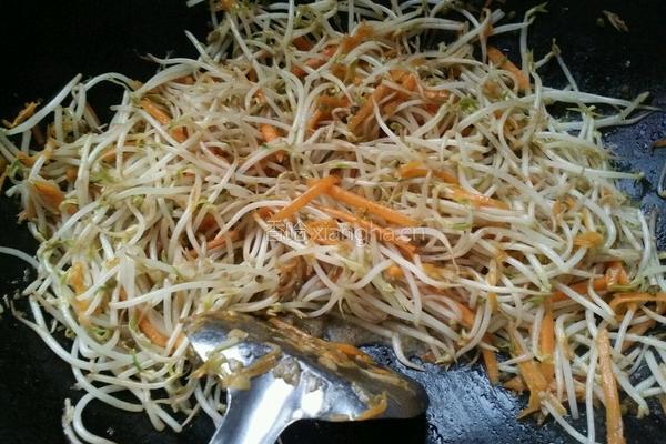豆芽炒胡萝卜丝儿的做法图解6