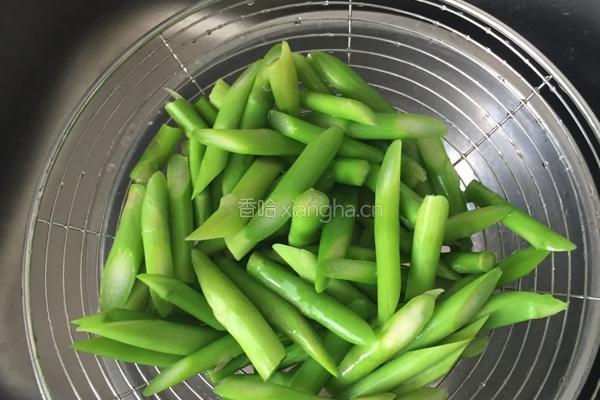 芦笋炒鸡肉丝的做法图解2