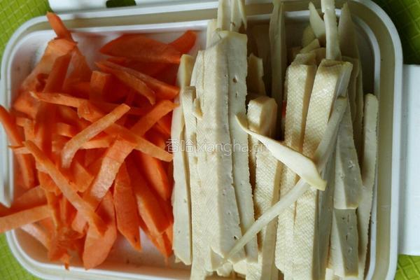 韭菜花炒香干肉丝的做法图解1