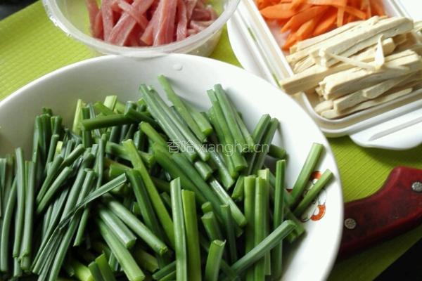 韭菜花炒香干肉丝的做法图解3