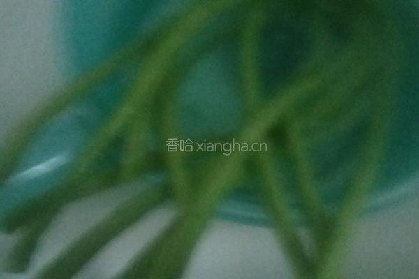 瘦肉炒长豆的做法图解1