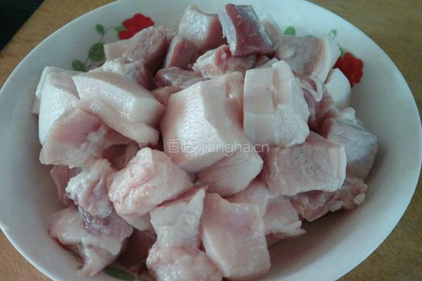 红烧肉炖土豆的做法图解1