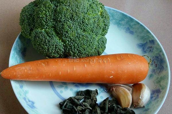 蒜蓉西兰花胡萝卜炒黑木耳的做法图解1