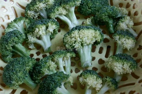 蒜蓉西兰花胡萝卜炒黑木耳的做法图解6
