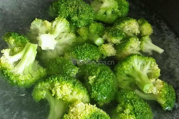蒜蓉西兰花胡萝卜炒黑木耳的做法图解8