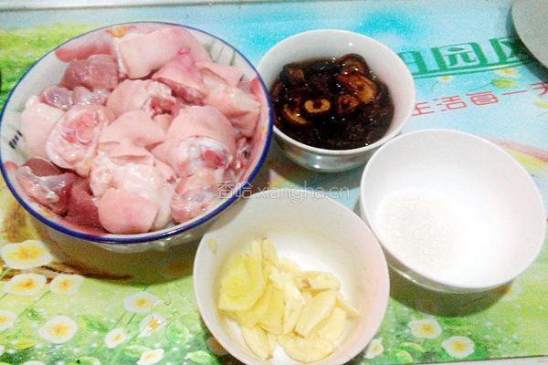 香菇炖猪脚的做法图解1