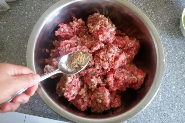 炸牛肉丸子的做法图解3