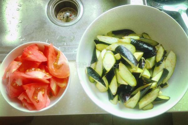 蕃茄炒茄子的做法图解1