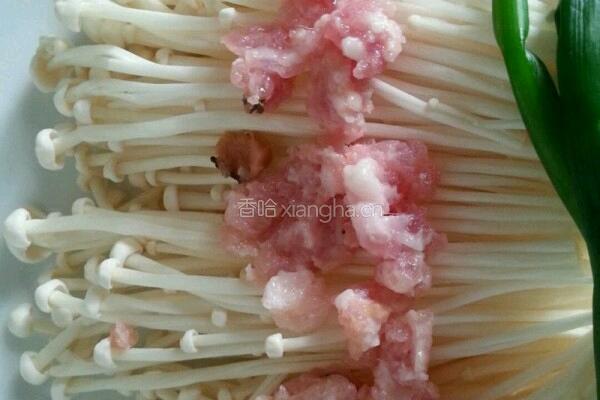 肉末茄汁金针菇的做法图解2