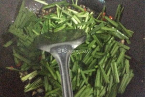 韭菜炒螺丝肉的做法图解5