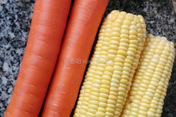 胡萝卜玉米排骨汤的做法图解2