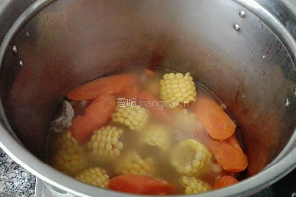 胡萝卜玉米排骨汤的做法图解5