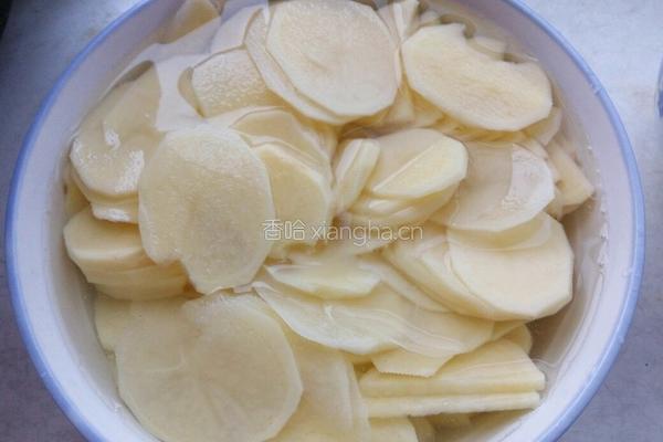 土豆鸡蛋金黄小肉饼的做法图解1