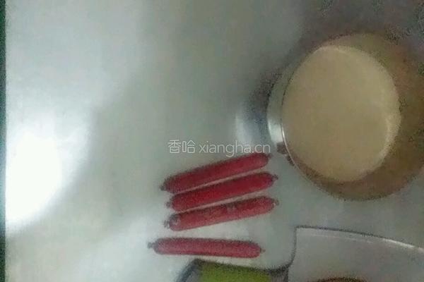 火腿肠黑胡椒沙拉酱面包的做法图解1