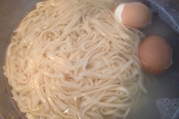 拌面（它为什么朝你笑）^_^的做法图解1