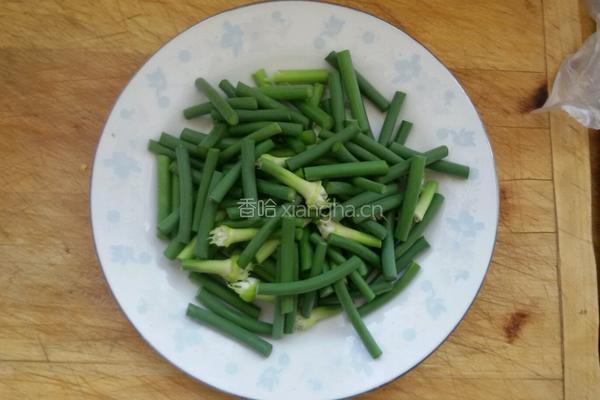 肉丝炒蒜苗的做法图解1