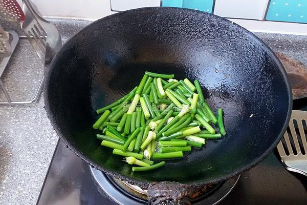 肉丝炒蒜苗的做法图解3