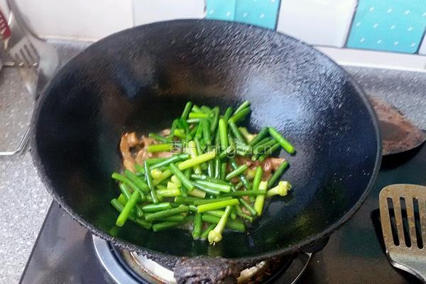肉丝炒蒜苗的做法图解5