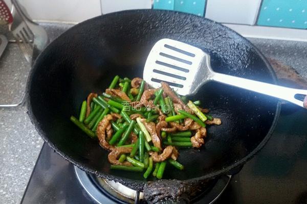 肉丝炒蒜苗的做法图解6