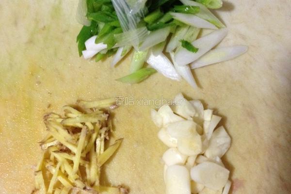 茭白胡罗卜肉丝的做法图解3