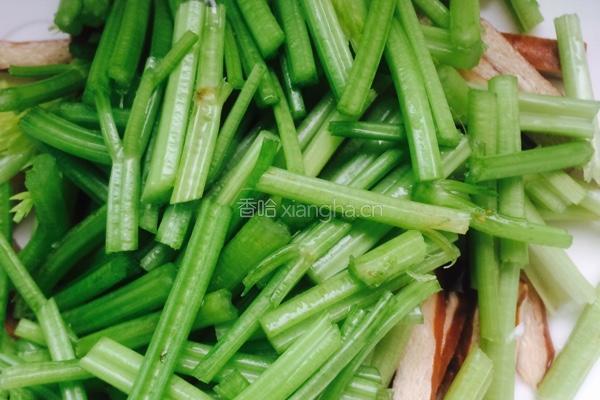 香芹茶干炒肉丝的做法图解2