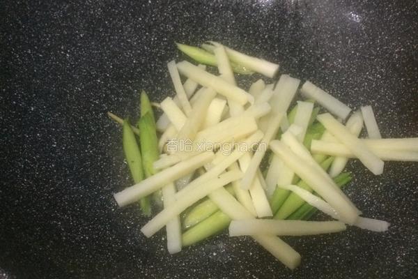 酸笋炒海蛏的做法图解5