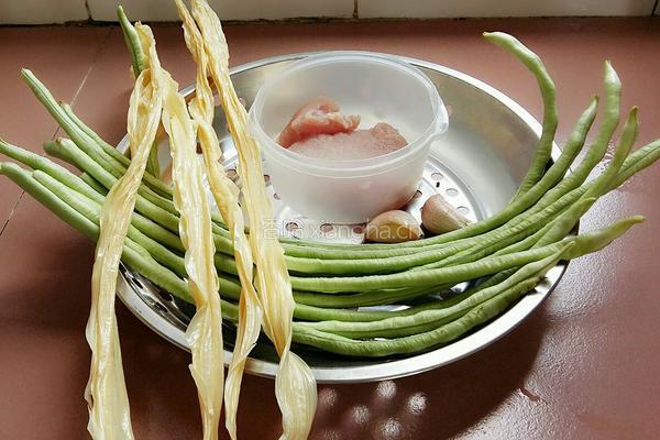 蒜蓉豇豆腐竹炒肉片的做法图解1